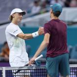 Jannik Sinner (rechts) mit Emil Ruusuvuori. © GETTY IMAGES NORTH AMERICA / CLIVE BRUNSKILL