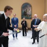 Jannik Sinner und Papst Leo XIV. hatten im Vatikan sichtlich Spaß. © ANSA / ANSA / VATICAN MEDIA HANDOUT