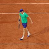 Jannik Sinner war am Montag in mehrfacher Hinsicht ein Hingucker. © ANSA / TERESA SUAREZ