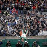 Johann Zarco feierte seinen Sieg vor frenetischen Fans mit einem Salto. © ANSA / YOAN VALAT