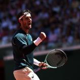 Lorenzo Musetti steht in Paris im Achtelfinale. © APA/afp / ANNE-CHRISTINE POUJOULAT