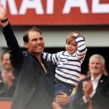 Rafael Nadal mit seinem Sohnemann Rafael bei den French Open in Paris. © ANSA / TERESA SUAREZ