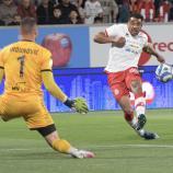 Raphael Odogwu kam im letzten Spiel der Saison nicht an Bari-Keeper Boris Radunovic vorbei. © DLife/LO