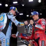 Alex (links) und Marc Marquez (rechts) gratulieren sich nach dem Erfolg. © APA/afp / LLUIS GENE