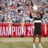 Carlos Alcaraz triumphierte im Londoner Queen's Club. © APA/afp / ADRIAN DENNIS
