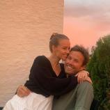 Ein Langlauf-Star schwebt im großen Liebesglück. © Instagram