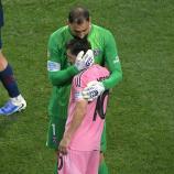 Gianluigi Donnarumma tröstet Lionel Messi. © APA/afp / JUAN MABROMATA