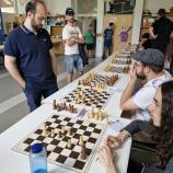 Großmeister Aram Hakobyan (links) bei der Simultanvorstellung im Premstallerhof vor dem Brett mit Jakob Egger.