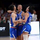 L'équipe féminine italienne de basket-ball célèbre sa médaille de bronze au Championnat d'Europe. © ANSA / PANAGIOTIS MOSCHANDREOU
