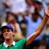 Jannik Sinner ist seit ziemlich genau einem Jahr die Nummer 1 der Welt. © APA/afp / JULIEN DE ROSA