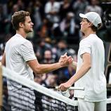 Jannik Sinner (rechts) misst sich mit Yannick Hanfmann. © AFP / BEN STANSALL