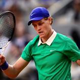 Jannik Sinner startet am Mittwoch im Einzel beim ATP-Turnier in Halle. © APA/afp / JULIEN DE ROSA