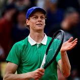 Jannik Sinner steht vor einem besonderen Abenteuer. © APA/afp / JULIEN DE ROSA