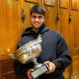 Mit der Trophäe in der Hand: Carlos Alcaraz in Roland Garros. © APA/afp / CLEMENT MAHOUDEAU