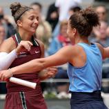 Sara Errani (links) und Jasmine Paolini (rechts) fallen sich in die Arme. © ANSA / TERESA SUAREZ