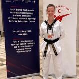 Sigune Stockner strahlt in die Kamera. © Zadra Fighting