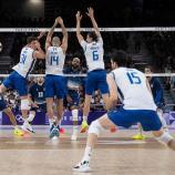 Simone Giannelli (front right) clinched a victory with Italy. © APA/afp / PATRICIA DE MELO MOREIRA