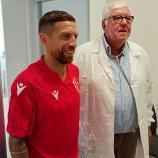Alejandro Gomez (hier mit Padova-Vereinsarzt Luigi Munari) nach dem Medizincheck in Padua. © ANSA / US Padova Calcio