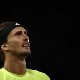 Alexander Zverev  sucht Hilfe. © ANSA / YOAN VALAT