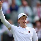Mit einem beeindruckenden Dreisatz-Sieg gegen Ben Shelton ist Jannik Sinner am Mittwochabend ins Halbfinale von Wimbledon vorgestoßen. Im Audio-Interview mit SportNews gibt sich der 23-jährige Pusterer völlig erleichtert - auch weil es seinem lädierten Arm immer besser geht. Er verrät wie er sich auf das Duell mit Novak Djokovic vorbereitet. © stol