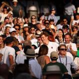 Jannik Sinner ist Wimbledon-Sieger – und hat dadurch Geschichte geschrieben. Nach seinem größten Karrieretriumph stand der Sextner den Journalisten Rede und Antwort – darunter auch Redakteur Stefan Peer, der in Wimbledon vor Ort ist. Auf Südtirolerisch sprach Sinner nicht nur über die schwierigen letzten Monate oder die Bedeutung dieses Triumphs, sondern auch über seine Familie. Und für die hatte der Goldjunge einmal mehr sehr warme Worte übrig. © stol