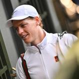 Mit einer grandiosen Vorstellung hat Jannik Sinner am Freitagabend beim vierten Grand-Slam-Turnier in Folge das Finalticket gelöst. Erstmals gelang ihm das in Wimbledon – und das auch noch mit einem glasklaren Sieg gegen die spielende Legende Novak Djokovic. Entsprechend locker gab er sich im Anschluss im SportNews-Gespräch. Als er dabei aufs Endspiel gegen Carlos Alcaraz blickte, verschärfte sich jedoch  sein Ton. © stol