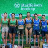 Bei den Damen kletterten Lea  Burgmann und Franzi Baumgartner (Mitte) auf höchste Treppchen. © beachcup.it