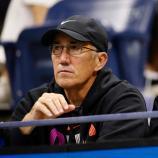 Darren Cahill und Simone Vagnozzi trainieren Jannik Sinner. © APA/afp / KENA BETANCUR