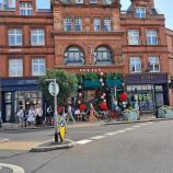 Das Restaurant „The Ivy“ (Efeu) in Wimbledon Village. Von dort biegt die berühmte Church Road zur Tennisanlage ab. © Stefan Peer