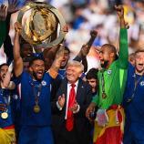 Der Chelsea-Kapitän reckt die Trophäe in die Höhe – und Donald Trump stand mittendrin. © APA / DAVID RAMOS