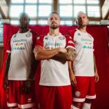 Der FC Südtirol hat sein neues Heimtrikot vorgestellt. © FC Südtirol / Mercurio Studio / Andrea Bedin