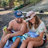 Ein Ski-Traumpaar kann das Glück nicht fassen.