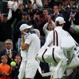 Es waren herzzerreißende Szenen: Jannik Sinner trägt Grigor Dimitrovs Tasche vom Platz. © APA/afp / ADRIAN DENNIS