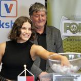 Eva Schatzer fungierte am Dienstag als Losfee, dahinter Südtirols Fußball-Präsident Klaus Schuster. © DLife