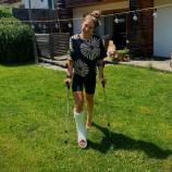 Greta Seiwald at home in Pichl: After just one week, she was able to remove the cast and replace it with a walker.