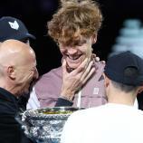 Jannik Sinner holt mit Umberto Ferrara (links) einen alten Bekannten zurück ins Boot. © AFP / DAVID GRAY