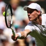 Jannik Sinner ist der haushohe Favorit. © APA/afp / HENRY NICHOLLS