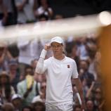 Jannik Sinner fights for his first Wimbledon title. © APA/afp / HENRY NICHOLLS