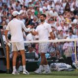 Jannik Sinner (à gauche) a une fois de plus démontré sa grandeur face à Novak Djokovic. © APA/afp / HENRY NICHOLLS