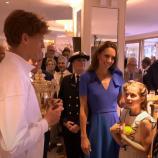 Jannik Sinner (links) mit der königlichen Familie, von links Prinzessin Kate, Prinzessin Charlotte, Prinz George und Kronprinz William. © Screenshot