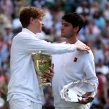 Jannik Sinner (left) and Carlos Alcaraz (right) after the Wimbledon final. © ANSA / NEIL HALL