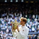 Jannik Sinner mit der Siegertrophäe: Der Sextner hat Wimbledon gewonnen. © ANSA / TOLGA AKMEN