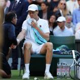 Jannik Sinner musste in seinem Achtelfinalspiel ärztlich behandelt werden. © APA/afp / ADRIAN DENNIS