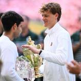 Jannik Sinner (rechts) ist Carlos Alcaraz davongezogen. © APA/afp / KIRILL KUDRYAVTSEV