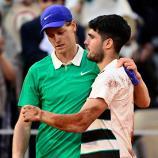 Jannik Sinner und Carlos Alcaraz bei den French Open 2025. © APA/afp / JULIEN DE ROSA