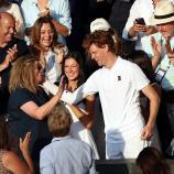 Jannik Sinner und Mama Siglinde freuen sich gemeinsam über den Wimbledon-Titel. © ANSA / ADAM VAUGHAN