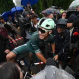 Jonathan Milan freute sich über seinen zweiten Tour-Etappensieg. © APA/afp / DARIO BELINGHERI