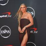 Lindsey Vonn posiert auf großer Bühne. © APA/afp / VALERIE MACON