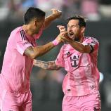 Luis Suárez und Lionel Messi jubeln über einen Treffer für Inter Miami. © APA/afp / CHANDAN KHANNA