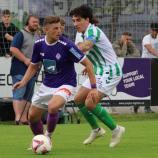 Mathias Theiner (à g.) lors d'un match amical en duel avec Hector Bellerin du Real Betis.